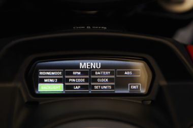 タンクオンのTFT液晶ディスプレーは周囲の明るさを察知してブラック/ホワイトのバックライト照明を切り換えることが出来るようになっている。停止時にはコントロールパネルとしても使用でき、各ライディングモードにおけるライドバイワイヤ設定とDTCセッティングのカスタマイズも可能だ。イグニッションは“ハンズフリー”。電子キーを持って約2メートル以内に近づけば自動的にシステムがスタンバイする。シートや燃料キャップ開閉時に使用するメカニカル・フリップキーも内蔵。