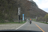 会津若松方面に向かって、阿賀川（大川）沿いになだらかな道は続く。