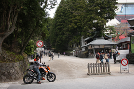 日光・東照宮（の入り口？）にて。時間は10時前ですが、既に多くの人が参拝に訪れています。征夷大将軍が祀られる場所で、公爵（DUKE）と大統領の記念写真。