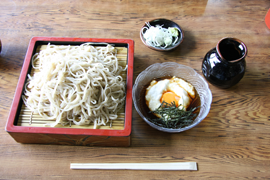 五十里湖畔亭「ほそい」さんで昼食。写真は依田カメラマンが注文した「山かけそば」（750円）。地粉を使用した手打ちそばです。私は身体が冷えていたので温かいおつゆの「かもそば」（750円）をいただきました。ちなみにこちらのお店ではうどんもあり。