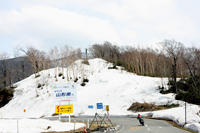 スカイバレーの白布峠を越え山形県米沢市へ。５月上旬はこれだけ雪が残っている。うっとおしい梅雨時期、涼しい景色をお楽しみください。