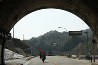 国道287号線経由で国道113号線（小国街道）へ合流し、宇津峠の新宇津トンネルを抜けたところ。クリック写真は久々にバイカーに遭遇したところ。
