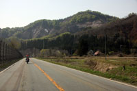 国道113号線を西へ。山形県小国町のところどころで見られた防御壁は、豪雪地帯であることを物語っていた。