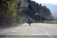 新潟県関川村に突入。比較的フラットで走りやすい道だが、主要路線だけにトラックが多い。米坂線とずっと並行して走る。