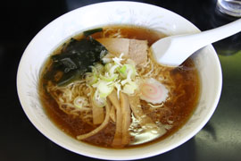 山を下って米沢市街、ってことでラーメンを。米沢ラーメンは縮れた麺が特徴だそうです。店内には店主と全国ラーメン党会長・林家木久扇（初代：木久蔵）師匠の記念写真が飾ってありました。クリックすると依田カメラマンが食したもやしそばが見られます。