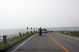 ついに日本海に到達。遠くに見えるのは粟島と思われます。夕暮れ時ってこともあるのでしょうが、日本海って何だか寂しげ。冬はかなり時化るのでしょうか？