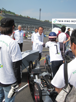 大会名誉会長である本田技研の伊東社長が昨年の優勝チームを激励。