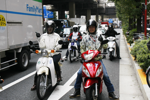 国道４号の上野バイク街近辺にて。大統領はまだ後方を走ってます。他媒体の皆様の写真を載せるという“心の広さ”をアピール。