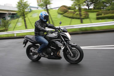 Ninja 400Rの試乗会は豪雨だったそうだが、ER-4nも酷暑の合間のあいにくにの雨模様。それでも都内を中心とした走りは充分に楽しいものだった。