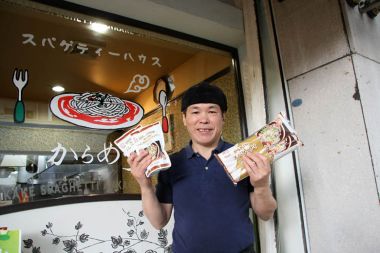 ご主人の志智 均さんだ。愛知県内に“からめ亭チェーン”を８店展開している。また、「あんかけスパゲティを全国区にしたい」と、千葉県市川市でも出店している。お土産用パッケージもあって、“からめ亭あんかけスパゲティソースセット（４人前）”（1575円）も用意されている。 http://www.star-click.ne.jp/karame/ 