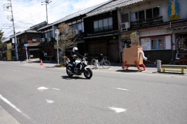 てんちょ～とグラディウスがやってきた覚王山日泰寺参道は、懐かしい昭和の風情を残した通りだ。この通り、なんちって……。甘味処やヤキソバ屋さんなんかもあって、ゆっくりしたい通りだ。その通り、なんちって……スマン……。それにしても、通りの向こうにいる“象”は、なんだろう？