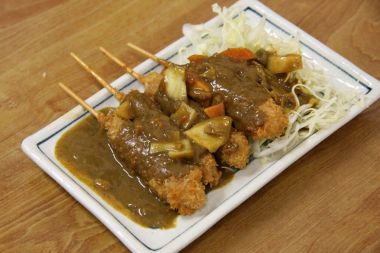 カレーもあるでよ。で、食べた。もうこれは鉄板なのだ。ちびっ子から高校３年生、そしてサラリーマンの皆様まで、誰にでも愛される串かつ with カレーなのである。うみゃあ。