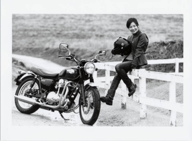 中京テレビアナウンサーの前田麻衣子さんである。2010年4月号“ミスター・バイク”の巻頭グラビアを飾っていただいた。このショットは、使われていない未公開写真である。公式ブログは、http://weblog.ctv.co.jp/maeda/top　です。