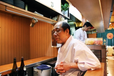 島正のご主人、喜邑竜治さんである。味噌おでん、どて煮、そしてどて煮入りオムライス。八丁味噌がこんなに美味しいとは思わず、目からウロコのてんちょ～なのだった。●島正　名古屋市中区栄2-1-14　マルチセンタービル1F