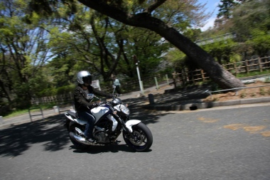 旅のお供はスズキ・グラディウス。軽い車体と小気味よいエンジンは、高速道路から市街地までストレスを感じず楽しめた。何しろ方向感覚のおぼつかない旅人二人で「あぐっ！　間違えた！　右右っ！」だの「チッ！　行き過ぎたっ！　Uターン！」だのばっかだったのだ。