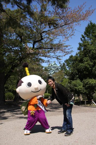 ゆるキャラのはち丸と手を繋いだてんちょ～だ。「あの手の小ささは、オンナですぜっ！」と、ちょっとオヤジに突入したてんちょ～なのだった。