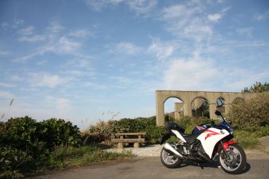 新潟旅の相棒はホンダCBR250Rである。トリコロールカラーが、レプリカ世代のてんちょ～の琴線に触れるのだった。http://www.honda.co.jp/CBR250R/