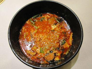 中尾の最近のお気に入りはユッケジャンスープなのよ。ちょい辛でチョー旨で580円なのだ。で、焼き肉『コソット』と言えば、チョー人気のお店。あんな人やこんな人、エッ!? あのお方まで……こそっと来店するらしい。予約するよろし。電話：03-5426-0350 http://www.cossotte.jp/
