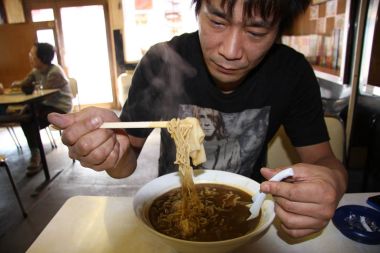 三条カレーラーメンだ！　うさぎもちとのコラボが実現した、らしい……。カレーと中華麺とうさぎもちが、からむからむ。てんちょ～の目が、こころなしか虚ろなのは、寝不足のせいだろか？