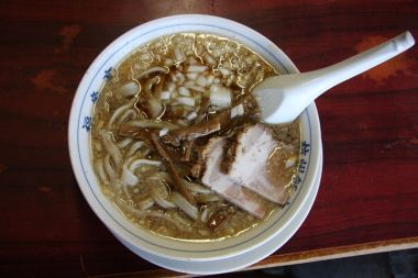 燕背脂ラーメンだ！（メニューには中華そば、と書いてあるけど）　さすがタクシー・ドライバー、美味しいところ知ってる。地元の美味しいモンなら地元のタクシー・ドライバーに訊け！ だね。濃厚な背脂スープ（天然ツバメでも越冬ツバメのでもありませんよっ！）と、極太麺がよーくからんでまいうぅなのだった。中華そば 750円。杭州飯店: 新潟県燕市西燕49-4