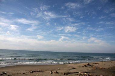 日本海です。どんより垂れ込めた雲と荒れた海、吹き付ける烈風つーイメージの日本海はそこにはなかった。すんごい気持ちのいい風が吹いて、青い空があって、碧い海が広がってた。