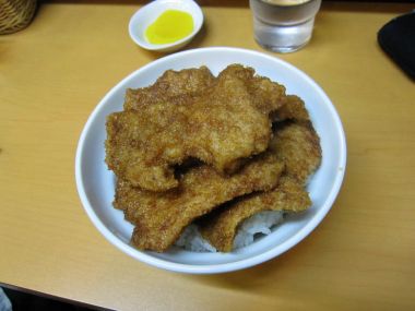 たれかつ丼である！ ハッキリ言ってメチャクチャ旨かった。スンマセン！ これはB級グルメではありませんね。新潟県人のソウルフードなんですね。ちなみに『とんかつ太郎』の先々代、つまり現店主のお祖父さんが戦前に作り始めたのだそうだ。最初は屋台からのスタートだったと言う。市内にあるたれかつ丼店の多くは、『とんかつ太郎』のお弟子さんや孫弟子さんがやっているんだとか。たれかつ丼 970円。とんかつ太郎：新潟市中央区古町通6－973