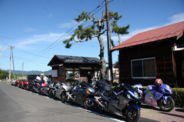 8月8日は「ハヤブサの日」ってことでミスター・バイク誌（在りし日の）が提案したのが2008年。7台から始まった“祭り”が、去年は約230台。2010年はいかに？　ってことで、駅には朝早くから記念写真を撮るべく、ハヤブサ＆ブサ使いが集まってきた。
※写真をクリックすると、違う写真が見られます。で、以下の写真もクリックすると、大きくなります。同じ写真が大きくなる場合と、違う写真が大きくなる場合がありますが、ま、編集上の都合＆意図と思ってくださいネ。