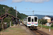 若桜（わかさ）鉄道“さくら1号”が隼駅に止まる。この地域に住む人たちの、重要な交通機関なのだ。