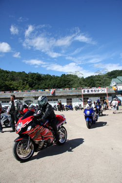 メイン会場は隼小学校校庭。真夏の太陽がギンギラギンに照りつける中、ハヤブサ＆ブサ使いが続々入場してくる。