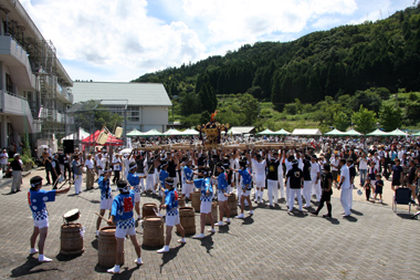 いよいよ祭りの始まりだ！　女御輿がワッセワッセ！　福井荒神太鼓や、西谷傘踊りが盛り上げるのだった。※写真をクリックすると、祭りを楽しんでいる“この浴衣は？”の後ろ姿が見られます。