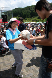 お楽しみ抽選会もありました。地元で採れたエリンギが当たりました。