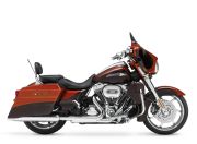 FLHXSE3 CVO Street Glide。3,800,000円。2ピースロープロファイルカスタムシート、コンソールインサートブラックリッドCVOエンブレム、ロワードハンドアジャスタブル油圧リアサスペンション、19インチクロームフロントホイールなどを装備。