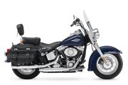 SOFTAIL Familyは全5モデル。<br />FLSTC Heritage Softail Classsic。2,288,000円。<br />ツートーンカラーは2,319,000円。