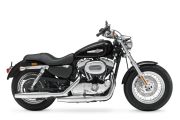 XL1200C 1200 Custom。1,338,000円。ツートーンカラーは1,369,000円。