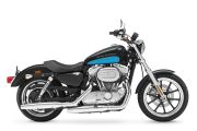 SPORTSTER Familyは全6モデル。<br />XL883L Super Low。948,000円。ツートーンカラーは979,000円。