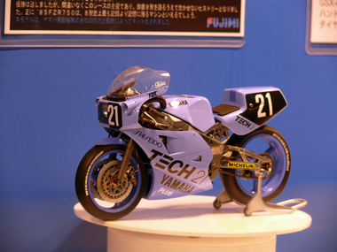 1985年の鈴鹿8耐仕様のYAMAHA　FZR750 TECH21