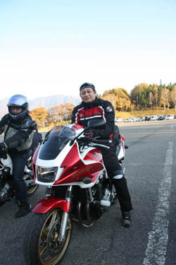 ①千葉のてっちゃん②47歳③2009年型 CB1300SB④千葉県⑤販売店の店長に誘われて、初参加です⑥5回