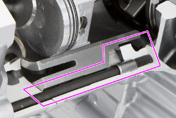 通常の単気筒のスクーターエンジンでは、カムチェーン室が、シリンダーヘッドからのオイルを戻す通路となると同時にブリーザー通路としても機能しているが、このエンジンではより高い実用性を目指し、カムチェーン室とは反対側に第二のブリーザー通路を設けている。写真赤線部分が特許出願中のブリーザー通路部。