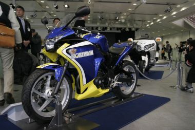 HMJのカスタマイズ車“スポーツタイプ”。MORIWAKI ZERO SS TITANIUMはアノダイズドチタンとホワイトチタンのラインナップで、99,750円、MORIWAKI ZERO SS SUSもアノダイズドチタンとホワイトチタンが各66,150円、ステンレスが61,950円、MORIWAKI ZERO SSスリップオンタイプ、アノダイズドチタンかホワイトチタン、44,100円、ステンレス、42,000円。MORIWAKIバックステップキット、44,100円、MORIWAKIフォークトップブリッジ、15,750円、MORIWAKIフロントフォークプリロードアジャスター、12,600円、MORIWAKIフレームホールプラグ、5,775円、KITACOエンジンスライダー、プレーン24,150円、コーン、23,100円、KITACOカーボンタンクパッド、5,985円など。