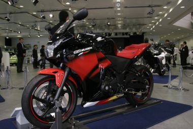 ホンダモーターサイクルジャパンが提唱するCBR250Rのカスタム・コンセプト。無限ブランドを全身に纏った“無限スタイル”、より精悍な“スポーツスタイル”、ツーリングに便利な“ツーリングスタイル”という3つのコンセプトになっている。そのうちのこちらは無限ブランドを全身に纏った“無限スタイル”。装着パーツを紹介すると、無限エキゾーストシステム（スリップオンタイプ）、59,850円、無限ステップキット、57,750円、無限ハイドロフィリックミラー、14,700円、無限ステアリングステムナットカバー、5,250円、無限フレームホールプラグ、6,300円、無限ナンバープレートボルト、2,415円、無限リムステッカー、3,990円、無限アルミニウムオイルキャップ（ブラック/ゴールド）、3,990円など。