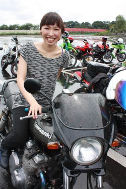 森川アンナさん（24）1993年式 ZEPHYR 750　初めてのバイクがこのゼファーだという森川さん。普通二輪免許を取得後、すぐ大型二輪免許も取って現在のバイクを選んだ。オシャレをしながらも足元はバイカーブーツというのに好感が持てるね。