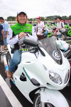 山中良一さん（23）2003年式 ZZR1200　「人と違ったカスタムを目指しています」そう語る山中さんの愛車のボディはオールペンされ、細かいディテールにこだわりを持っている。今日は幼なじみと参加していた。