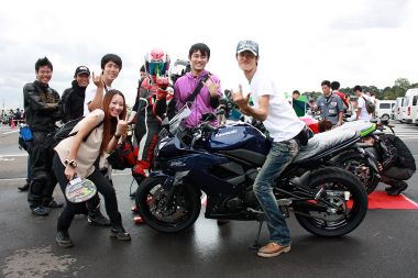 数台のカワサキ車が展示され、誰でも自由に跨ることができるようになっていた。カメラを向けるとこの笑顔！