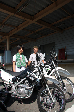 お父さん（右）①KLX250②初めて。③面白そう。④島根県安来市　娘ちゃん（左）①KLX125②初めて。③父に連れられて。④島根県安来市