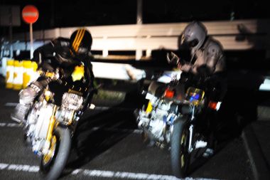 箱根ターンパイクを、深夜に借り切っての撮影。真っ暗なターンパイクに向かって、マシンが走り出す。※この夜の撮影模様は、2011年7月14日発売のミスター・バイクBG、8月号でも紹介しています。