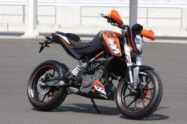 「カスタムは125 DUKEのもう一つの楽しみ」ということで純正品であるパワーパーツでカスタマイズされたKTM 125 DUKE Power Parts Edition。5月8日のスポーツランドSUGOを皮切りに6月19日お台場、7月10日猪名川サーキットと順次開催される“ORANGE CARAVAN”でも展示されるはずなのでチェックよろしく。