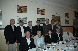 今回は、「マン島TT観戦ツアー」に伊藤光夫さんも同行したのだ(主催は道祖神 http://www.dososhin.com/ )。そしてスズキ･イギリスが、盛大な夕食会を開催してくれた。参加者全員が招待された。右端は、元レーサーであり、『百年のマン島』(三栄書房刊/1890円)の著者である大久保力さん。