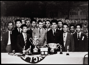 1962年、マン島TTの表彰式。中央がチャンピオンのデグナー、向かって右隣が現･スズキ社長の鈴木修氏、そして若き日の伊藤光夫さんだ。