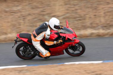 台湾SYM製の既存空冷125cc単気筒エンジン（キャブ仕様）を搭載する125r。車体は基本的に250rと共通なので、足がパワーに勝っている。エンジンの振動が大きめ。