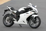 スリム、コンパクトな車体に欧州のデザイン・テイストがドッキングしたMegelli250r。日本では早ければ４月末に、車両本体価格399,000円（税込み）で発売予定。車体色は白、黒、赤、黄などの原色系が用意されるようだ。